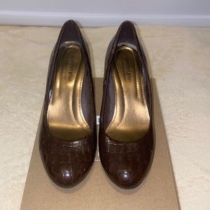 Comfort plus predictions alligator skin printed shoes 6 1/2